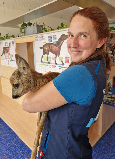 Myriam Schuster mit einem Rehkitz auf dem Arm